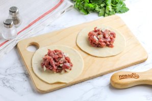 Манты с фаршем из говядины с бараниной Манты с фаршем из говядины с бараниной