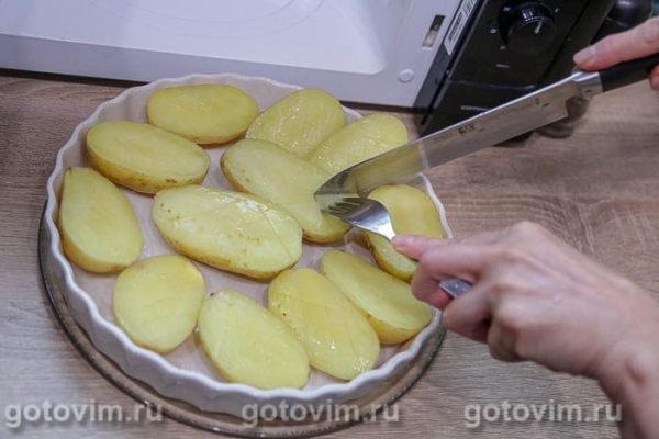 Картофель половиками с сырно‑сливочной смесью в микроволновке