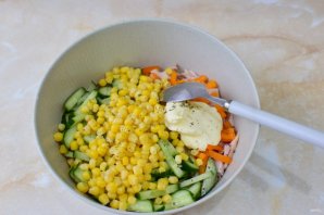 Салат гусарский с копченой курицей Салат гусарский с копченой курицей