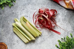 Пирог с клубникой и ревенем