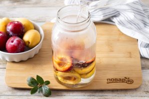 Компот из абрикосов и слив Компот из абрикосов и слив