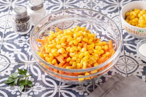 Салат с морковью, огурцом и кукурузой Салат с морковью, огурцом и кукурузой