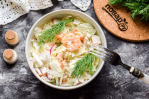 Салат с креветками, крабовыми палочками и пекинской капустой Салат с креветками, крабовыми палочками и пекинской капустой