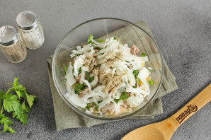 Салат с курицей и яйцами Салат с курицей и яйцами