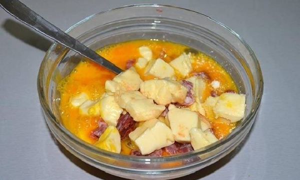 
Омлет с сыром на сковороде — 7 пошаговых рецептов с добавками с фотографиями	