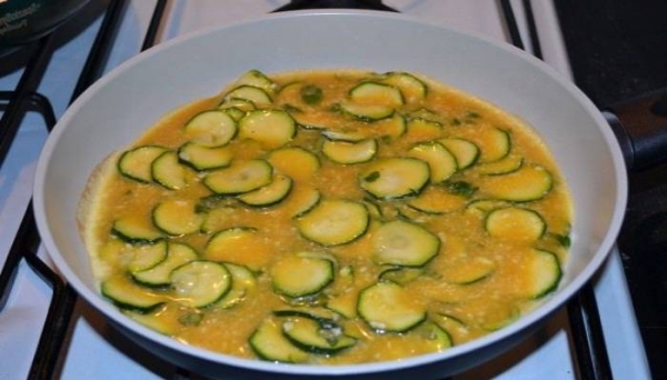 
Омлет на сковороде с сыром &mdash; 5 рецептов с овощами	