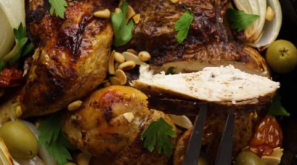 Сочная курица целиком в духовке с хрустящей корочкой
Сочная курица целиком в духовке с хрустящей корочкой