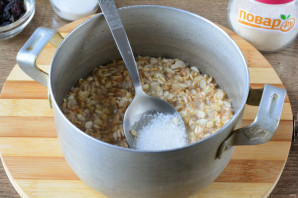 Овсяная каша с изюмом Овсяная каша с изюмом