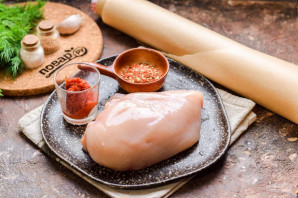 Курица в пергаменте на сковороде Курица в пергаменте на сковороде