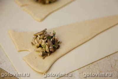 Круассаны из готового слоеного теста с курицей и грибами Круассаны из готового слоеного теста с курицей и грибами