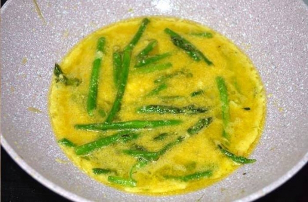 
Омлет на сковороде с сыром &mdash; 5 рецептов с овощами	