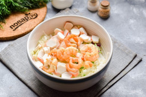 Салат с креветками, крабовыми палочками и пекинской капустой Салат с креветками, крабовыми палочками и пекинской капустой