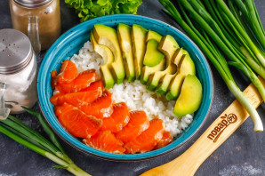 Боул с лососем и авокадо Боул с лососем и авокадо