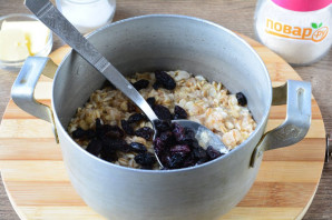 Овсяная каша с изюмом Овсяная каша с изюмом