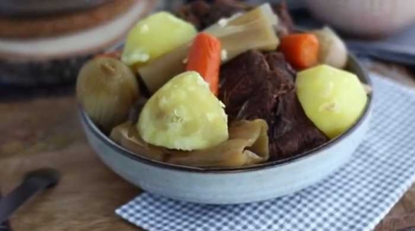 
Тушёная говядина с овощами, ооочень вкусное мясо с луком и морковью	