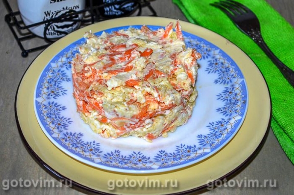 Салат из лапши быстрого приготовления с плавленым сырком и морковью