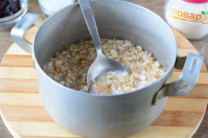 Овсяная каша с изюмом Овсяная каша с изюмом