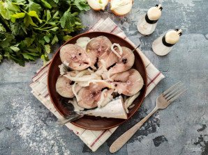 Маринованная скумбрия с луком за 2 часа Маринованная скумбрия с луком за 2 часа