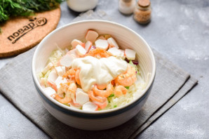 Салат с креветками, крабовыми палочками и пекинской капустой Салат с креветками, крабовыми палочками и пекинской капустой