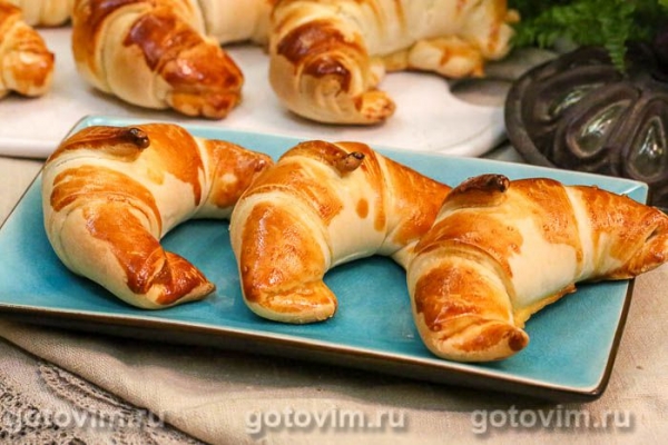 Круассаны из готового слоеного теста с курицей и грибами Круассаны из готового слоеного теста с курицей и грибами