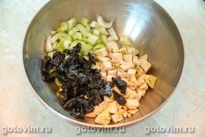 Салат из курицы с черносливом и сельдереем Салат из курицы с черносливом и сельдереем