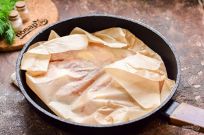 Курица в пергаменте на сковороде Курица в пергаменте на сковороде