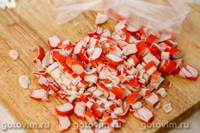 Салат из пекинской капусты с крабовыми палочками и кукурузой Салат из пекинской капусты с крабовыми палочками и кукурузой