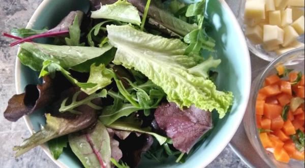 Салат с киноа, свеклой и сыром для ланч-бокса, пошаговый рецепт с фото