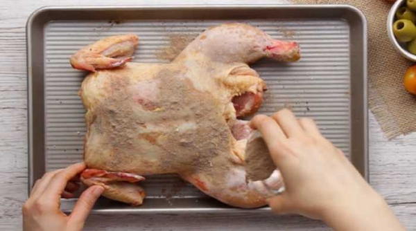 Сочная курица целиком в духовке с хрустящей корочкой
Сочная курица целиком в духовке с хрустящей корочкой