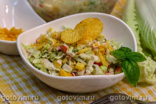 Салат из пекинской капусты с крабовыми палочками и кукурузой Салат из пекинской капусты с крабовыми палочками и кукурузой