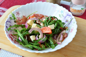 Салат с хамоном и рукколой