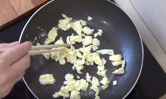 
Как приготовить жареный рис с овощами и яйцом на сковороде вкусно по простым рецептам	