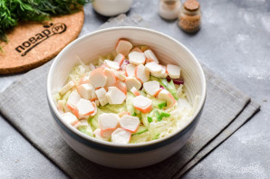 Салат с креветками, крабовыми палочками и пекинской капустой Салат с креветками, крабовыми палочками и пекинской капустой