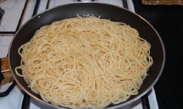 
Омлет с сыром на сковороде — 7 пошаговых рецептов с добавками с фотографиями	