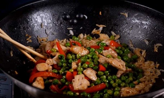 
Как приготовить жареный рис с овощами и яйцом на сковороде вкусно по простым рецептам	