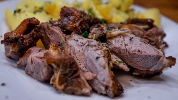 Баранья лопатка запеченная с чесноком