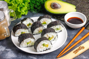 Роллы с курицей и авокадо