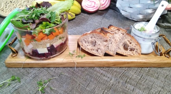 Салат с киноа, свеклой и сыром для ланч-бокса, пошаговый рецепт с фото