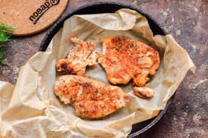 Курица в пергаменте на сковороде Курица в пергаменте на сковороде