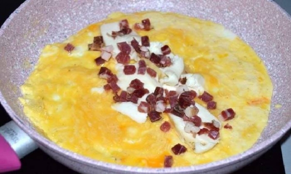 
Омлет с сыром на сковороде — 7 пошаговых рецептов с добавками с фотографиями	