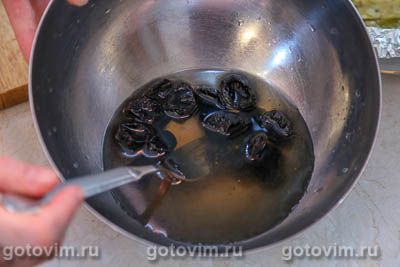 Салат из курицы с черносливом и сельдереем Салат из курицы с черносливом и сельдереем