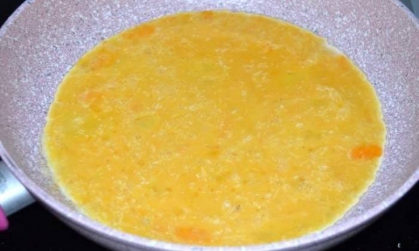 
Омлет с сыром на сковороде — 7 пошаговых рецептов с добавками с фотографиями	