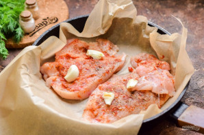 Курица в пергаменте на сковороде Курица в пергаменте на сковороде