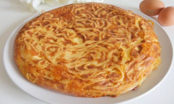 
Омлет с сыром на сковороде — 7 пошаговых рецептов с добавками с фотографиями	