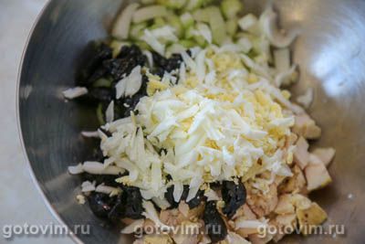 Салат из курицы с черносливом и сельдереем Салат из курицы с черносливом и сельдереем