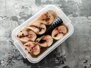 Маринованная скумбрия с луком за 2 часа Маринованная скумбрия с луком за 2 часа
