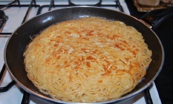 
Омлет с сыром на сковороде — 7 пошаговых рецептов с добавками с фотографиями	