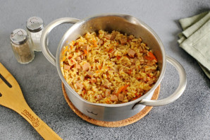 Рисовая каша с колбасой