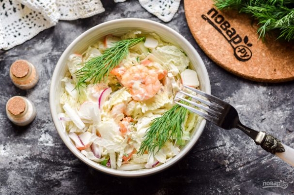 Салат с креветками, крабовыми палочками и пекинской капустой Салат с креветками, крабовыми палочками и пекинской капустой