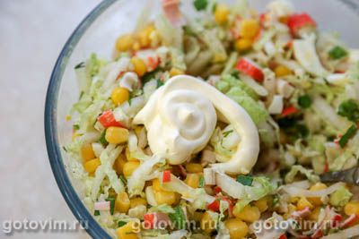 Салат из пекинской капусты с крабовыми палочками и кукурузой Салат из пекинской капусты с крабовыми палочками и кукурузой